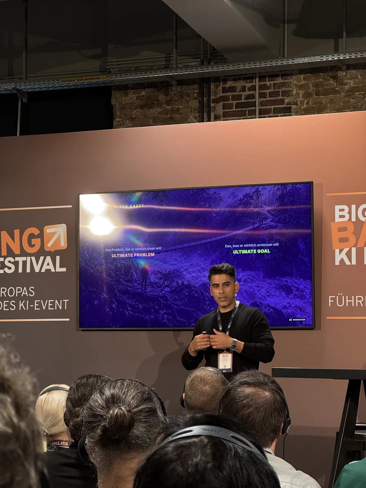 Jan als Speaker auf der Bühne des KI Big Bang Festival